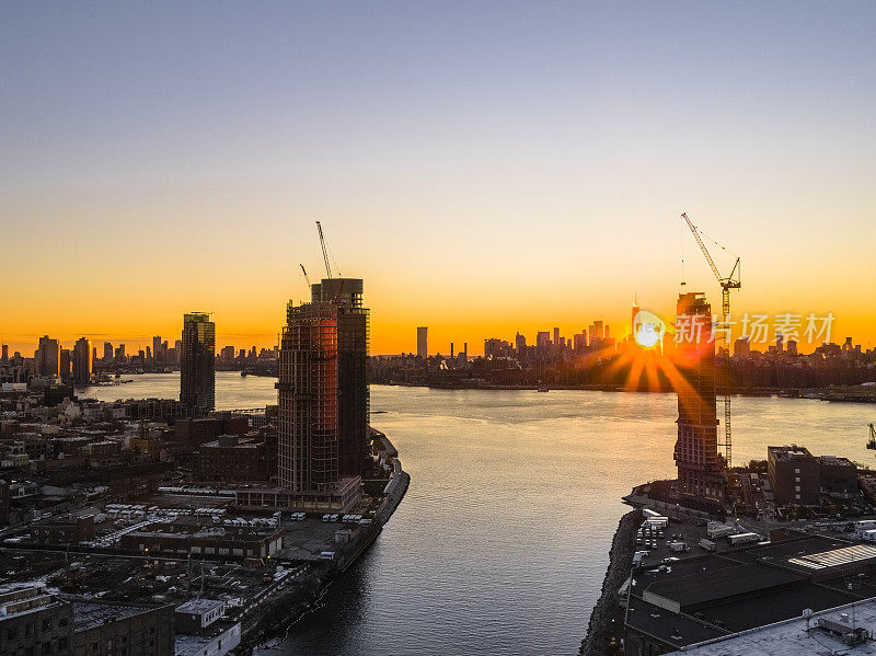 在布鲁克林绿点区(Greenpoint)东河(East River)和皇后区猎人角(Hunters Point)的滨水区，新的豪华住宅楼正在建设中，在纽敦溪(Newtown Creek)附近，日落时分可以看到曼哈顿天际线的美景。